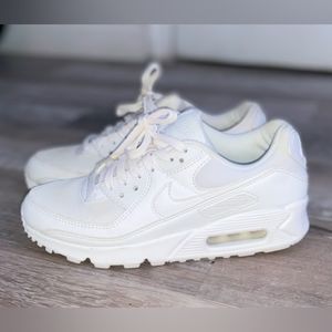 White nike air maxes size 6